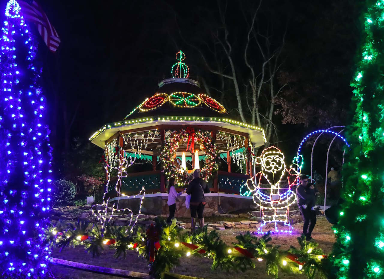 Fifth Avenue Is Merry & Bright With These Can't-Miss Festive Holiday Light  Installations