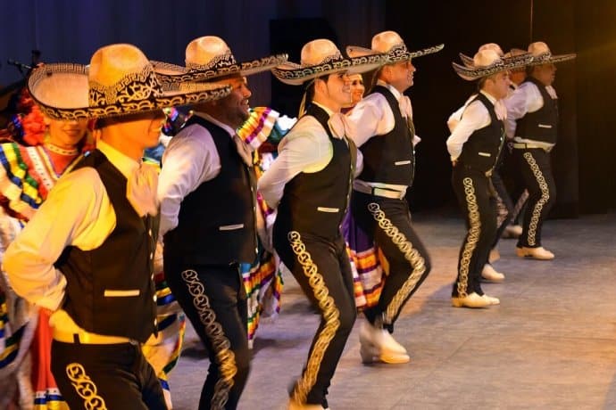 mariachi performance on cinco de mayo