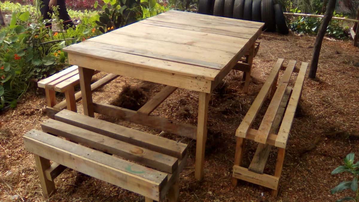 7 Do It Yourself Pallet Projects- Farmhouse Table