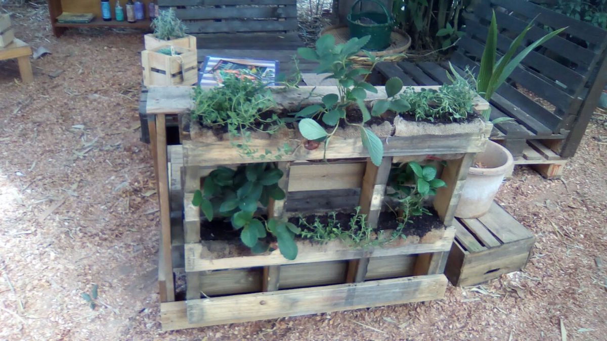 7 Do It Yourself Pallet Projects- Vertical Garden