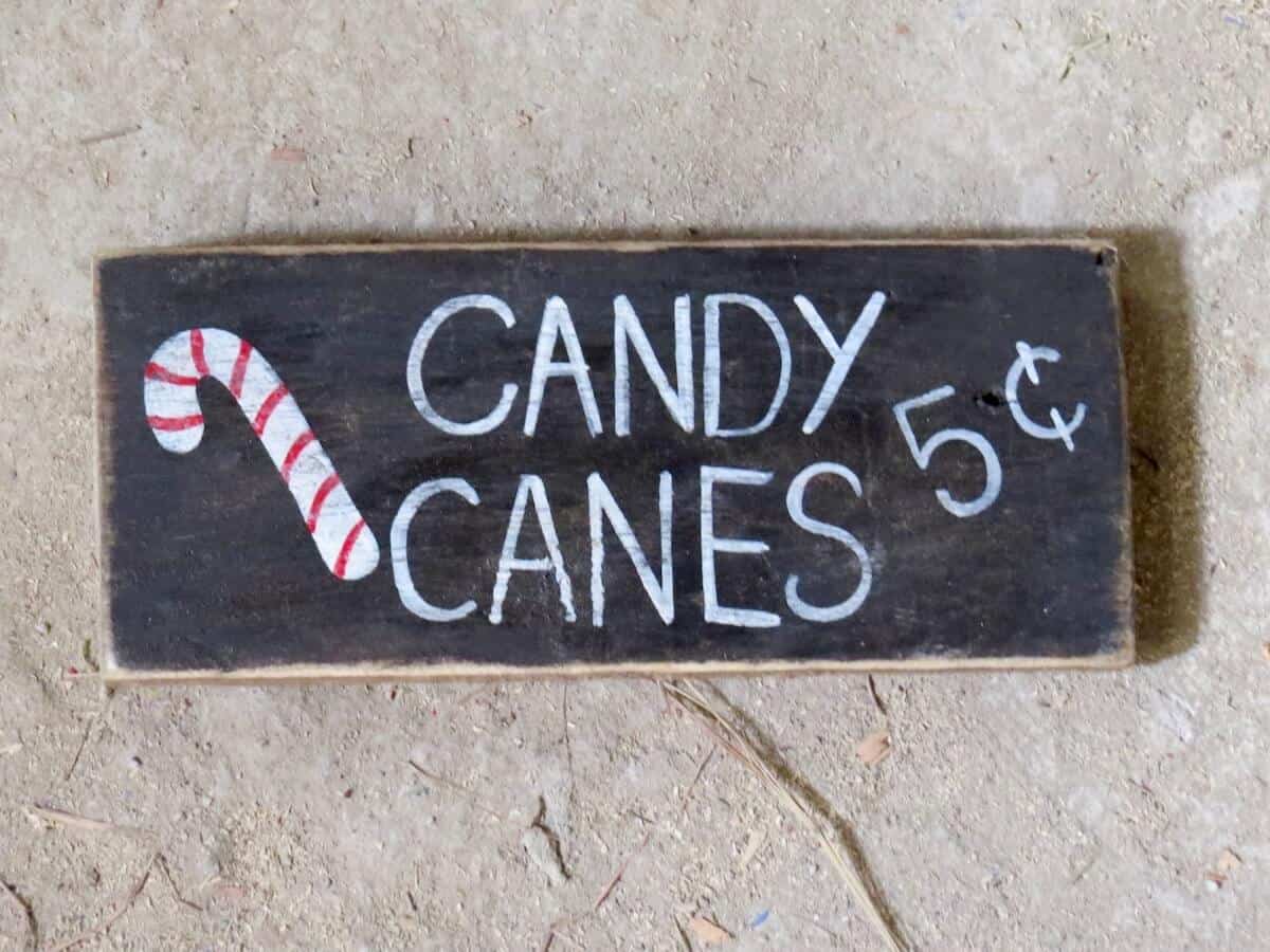 Recycle wood to make Christmas decorations