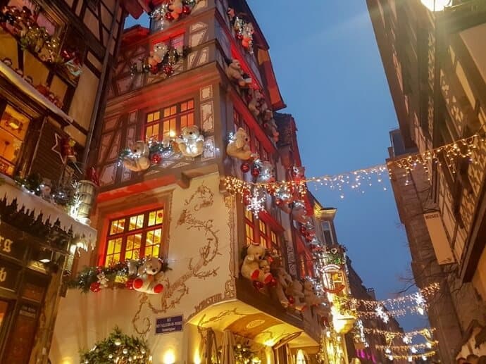 picturesque christmas scenes in europe