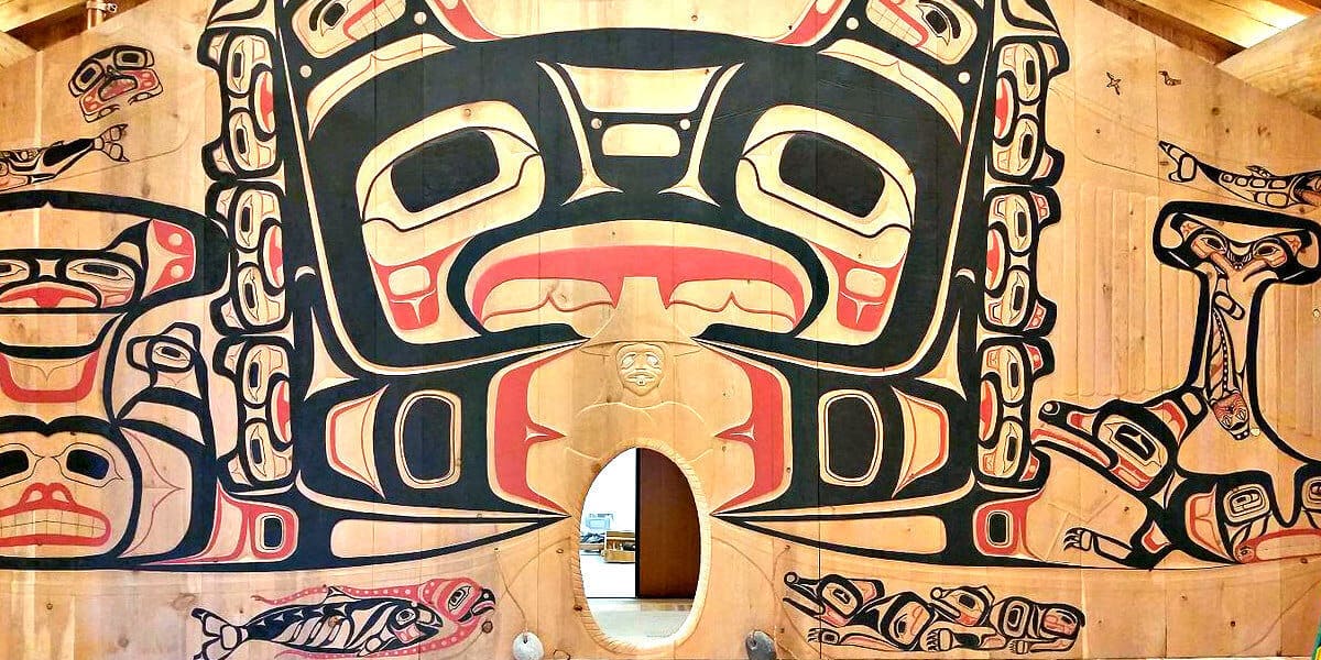 Glacier Park National Park Hoonah Tlingit Tribal House interior via Pi3.124 [CC BY-SA (https://creativecommons.org/licenses/by-sa/4.0)]