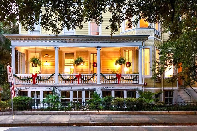 Christmas in Savannahs Historic District - best destinations for Christmas Holidays