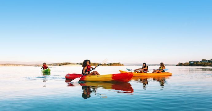 Kayak en el lago Macquarie en NSW, Australia
