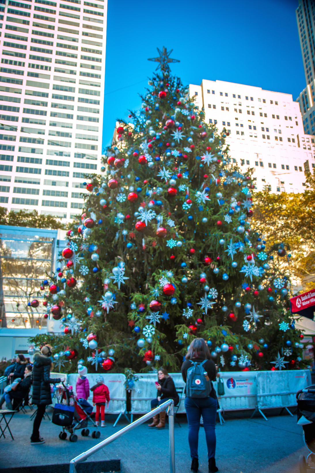 ⁴ᴷ⁶⁰ Walking Tour of the Bergdorf Goodman Fifth Avenue Store, NYC during  the Holidays 2018 