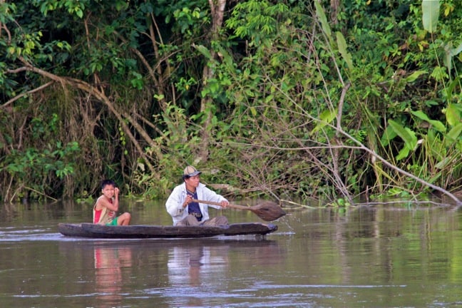 Piragua en la Amazonía peruana