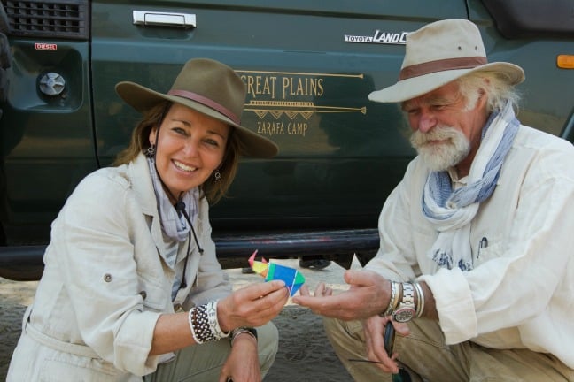 Derek y Beverly Joubert con el rinoceronte de origami de las Grandes Llanuras