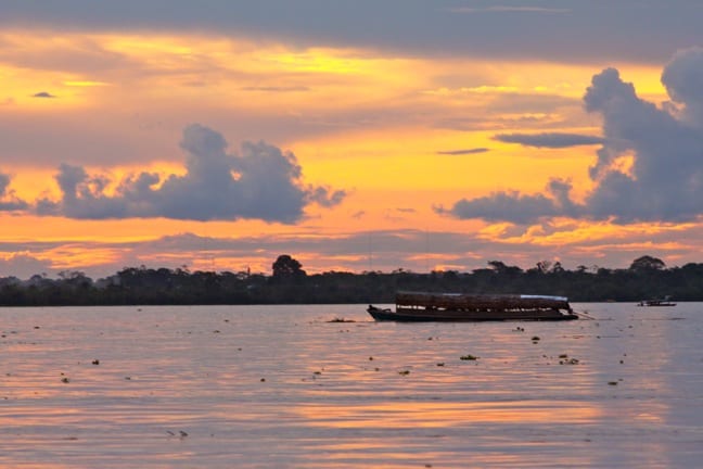 Atardecer en el río Amazonas, Perú