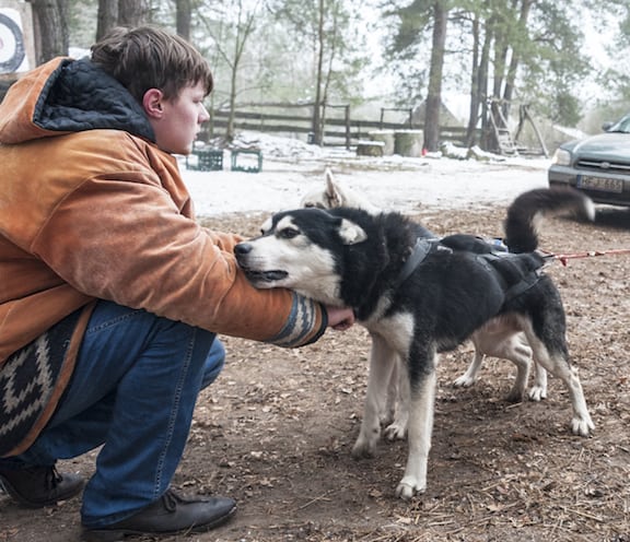 Lithuania-Dog-Sledding_Holding-the-Leaders