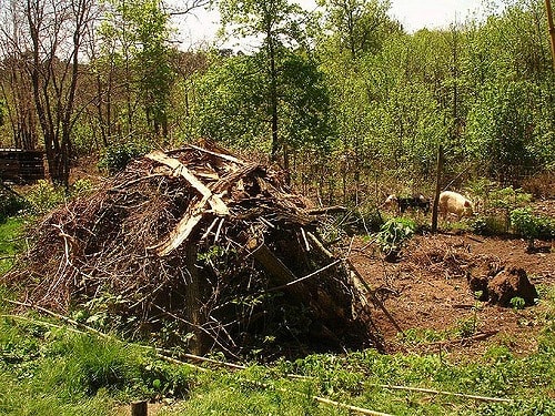 Permaculture Garden Guide - Hugelkultur compost