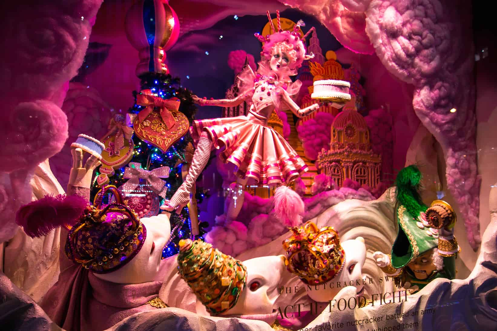 ⁴ᴷ⁶⁰ Walking Tour of the Saks Fifth Avenue Store Holiday Windows and First  Floor, NYC 