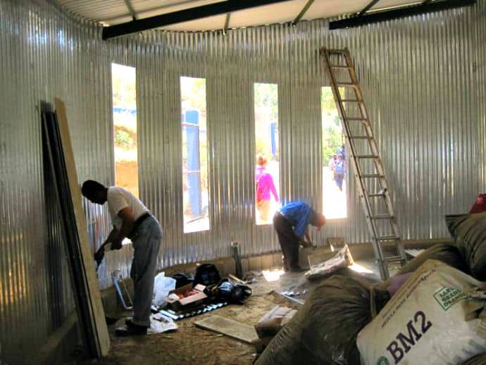 Workers constructing the Las Manos pre-school building