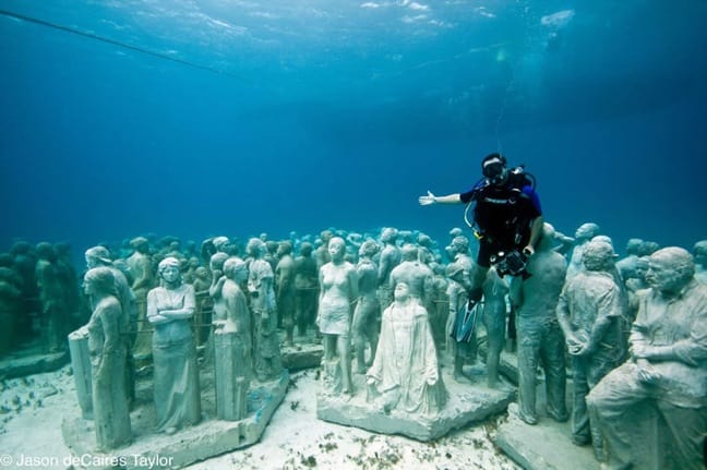 Jason deCaires Taylor Installing "The Silent Evolution"